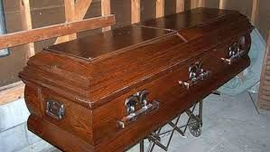 UN BĂRBAT A ÎNVIAT ÎNAINTE SĂ FIE DUS LA GROAPĂ: S-a ridicat din coşciug şi a cerut apă! 