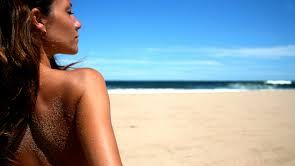 Boli care apar şi se agravează din cauza SOARELUI: Pielea este OTRĂVITĂ