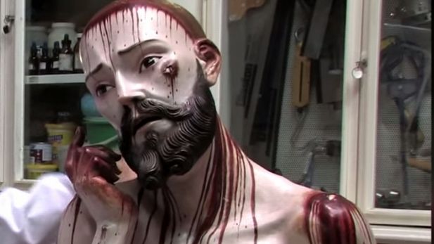 Detaliul ULUITOR dintr-o statuie veche cu Iisus