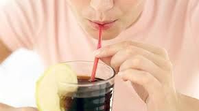 Nu o să mai bei niciodată sucuri după ce o să afli ce îți pot face în doar 30 de secunde 