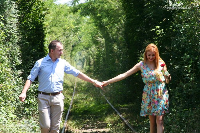 Tinerii din România fermecaţi de TUNELUL IUBIRII: avalanşă de cereri în căsătorie 