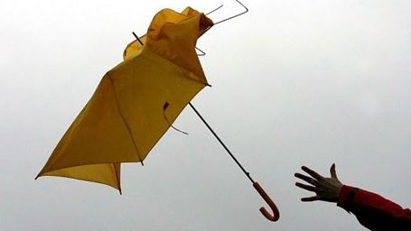 POTOP pe litoral, străzi complet INUNDATE, șezlonguri și umbrele puse la pământ de o vijelie EXTREMĂ 