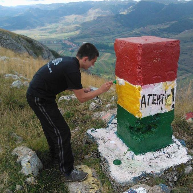 Extremiştii maghiari ne-au revopsit bornele! Acţiuni HULIGANICE în Ţinutul Secuiesc
