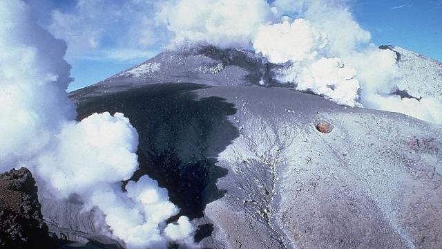 ERUPŢIE VULCANICĂ în centrul Japoniei: răniți și trafic aerian deviat