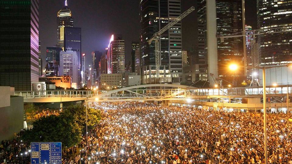 O nouă zi de proteste masive la Hong Kong. Manifestanţii cer demisia premierului