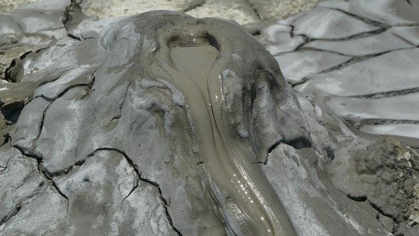 TRAGEDIE în Italia:o fetiță a murit, fratele ei e dat dispărut, în urma erupției unui VULCAN NOROIOS