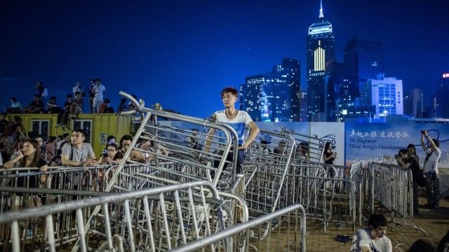 HONG KONG: Poliţia a început să demonteze baricadele 