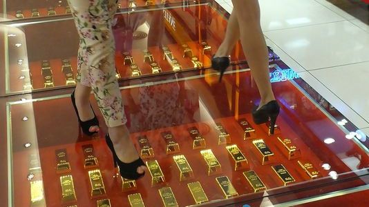 EXTRAVAGANŢĂ! MALL-ul cu podea din AUR