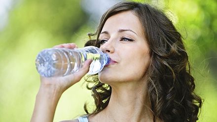 Cum să nu uiţi sa bei doi litri de apa pe zi - cele mai UTILE TRUCURI