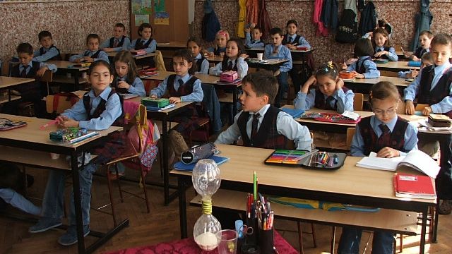 SITUAŢIE INCREDIBILĂ: Elevii, FĂRĂ MANUALE mai bine de o lună. Ministrul Educaţiei reia licitaţia