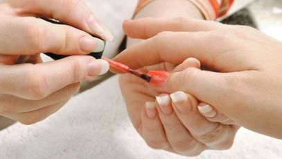 "Am strâns din dinţi cât am putut!". Experienţa groaznică prin care a trecut o tânără la MANICHIURĂ