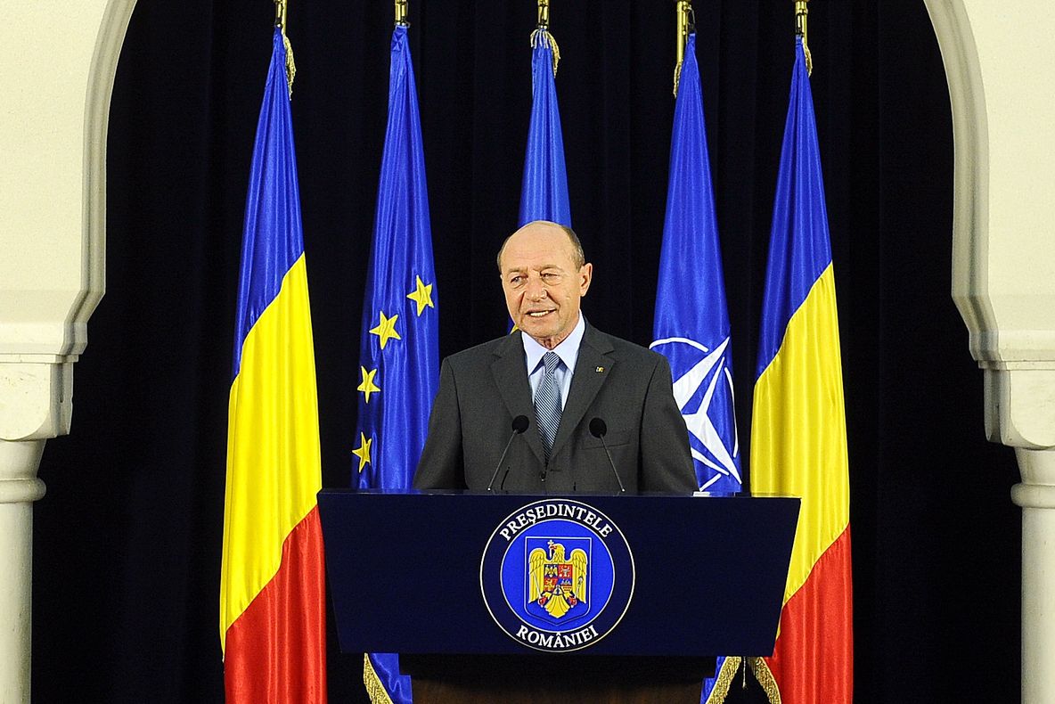 Băsescu: Rugămintea mea la Tăriceanu "inimă zburdalnică" e să citească Constituţia