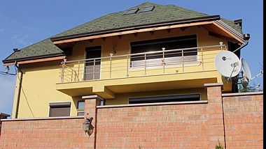 Investigaţie: Mitropolitul Moldovei locuieşte în casa unei blonde  