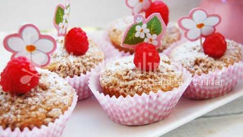 Muffins cu zmeură şi crumble de scorţişoară