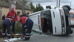 Un microbuz s-a răsturnat după ce șoferul acestuia a adormit la volan