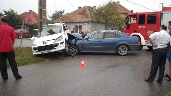 Şoferul unui BMW a intrat în plin într-un alai de nuntă. Cinci persoane au ajuns la spital