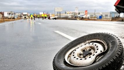 Accident teribil pe DN1: Un mort şi un rănit după ce maşina în care se aflau s-a ciocnit cu un TIR