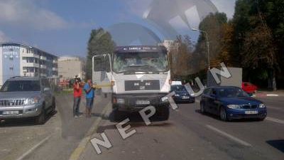 Microbuz de călători, lovit de o BETONIERĂ: 11 răniţi