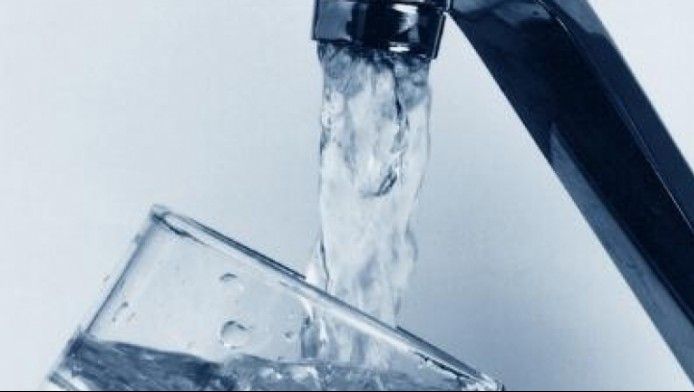 Bei apă de la robinet? Iată ce bacterie poţi să iei