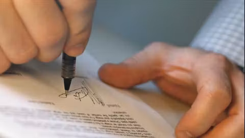 Aproape două treimi dintre români deţin asigurări, cele mai multe pentru RCA, locuinţă şi pensie