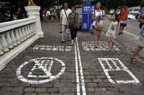 "INTERZIS CU MOBILUL pe această stradă". Chinezii au inventat banda pietonală pentru SMS-uri