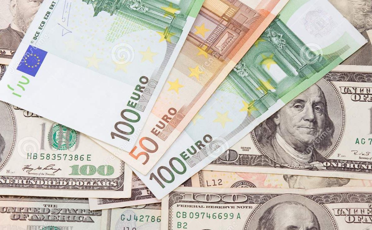 Euro a scăzut la MINIMUL ULTIMILOR DOI ANI faţă de dolar