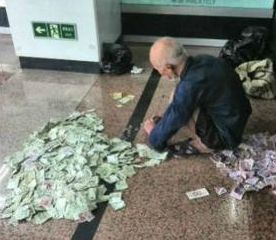 Un cerşetor câştigă lunar grămezi de bani