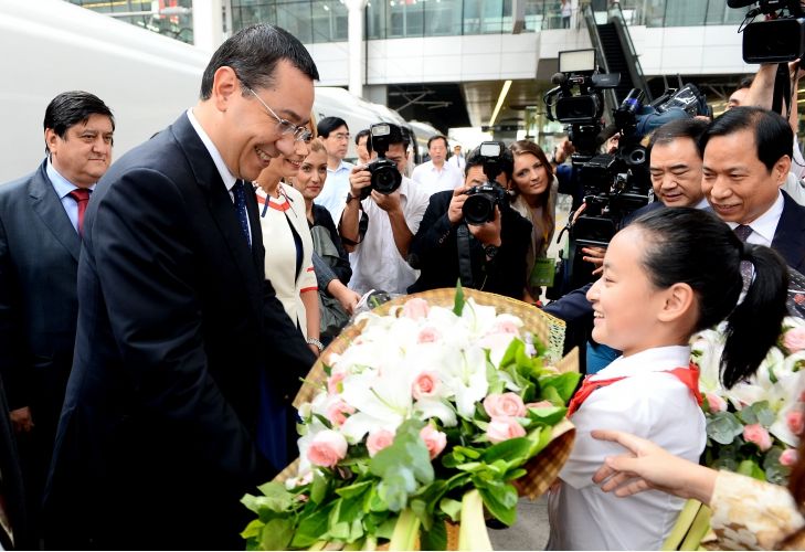 REACŢIA INCREDIBILĂ a lui Ponta când a primit FLORI de la copii îmbrăcaţi în pionieri, în China