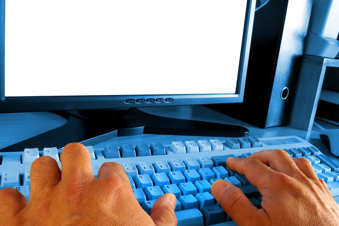 CSAT: Guvernul să introducă în şcoli pregătirea obligatorie privind securitatea cibernetică