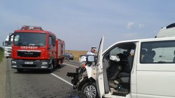 CARNAGIU pe şoselele din Vrancea, după ce un TIR a lovit în plin un MICROBUZ: "E nenorocire!"