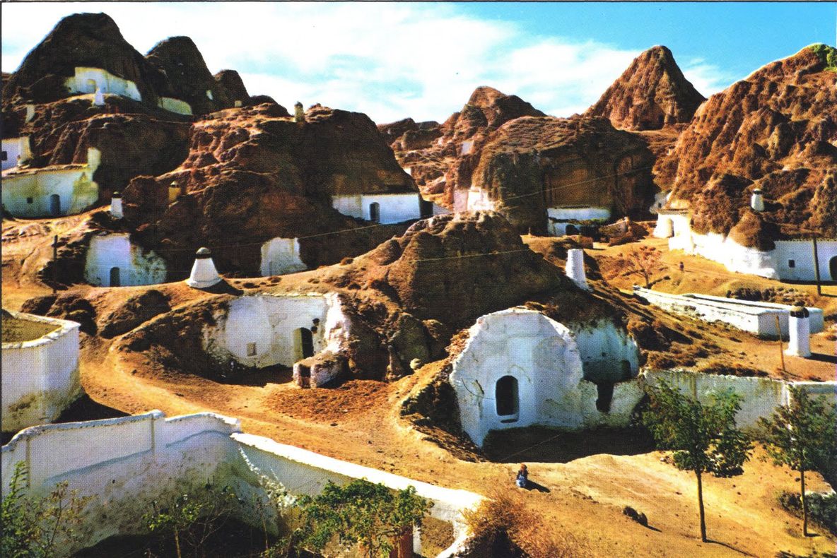 Oraşul în care jumătate dintre locuitori trăiesc în peşteri