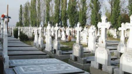 Incendiu de proporţii într-un cimitir din Iaşi