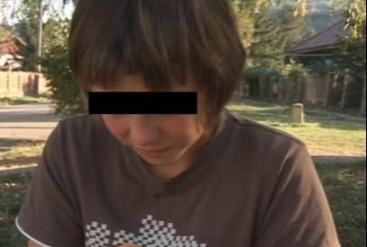 INCREDIBIL! O profesoară a venit cu foarfeca la şcoală şi i-a TUNS CU FORŢA pe copii  