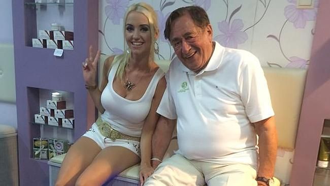 Miliardarul octogenar Richard Lugner s-a căsătorit cu un model Playboy în vârstă de 24 de ani