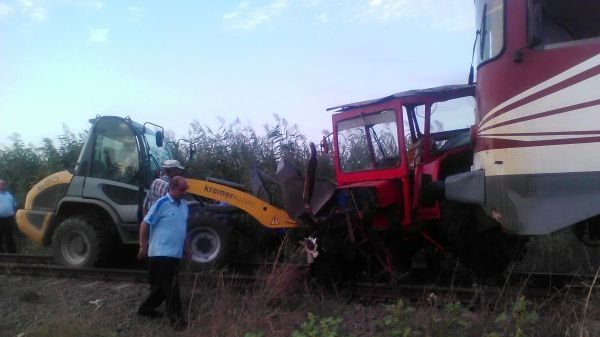 Accident GROAZNIC. Un tractor a fost LOVIT ÎN PLIN DE TREN