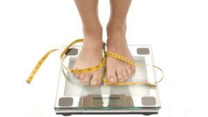 Ce e mai bun pentru slăbit: un regim sarac în carbohidraţi sau unul cu puţine grăsimi?