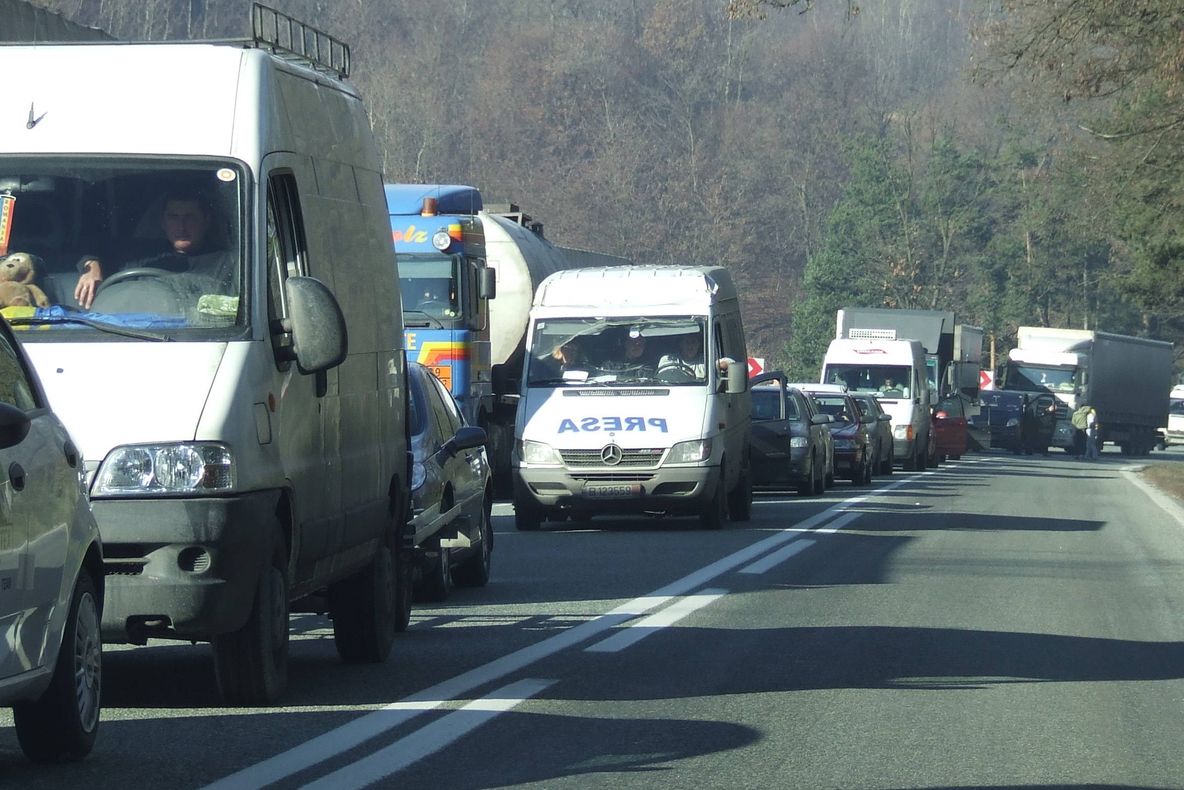 Probleme pentru şoferi pe DN 1. Ocoliţi acest traseu, pe cât posibil