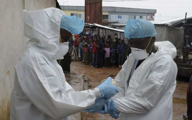 EBOLA: Cel puțin 3.700 de copii din Africa de Vest și-au pierdut unul sau ambii părinți 
