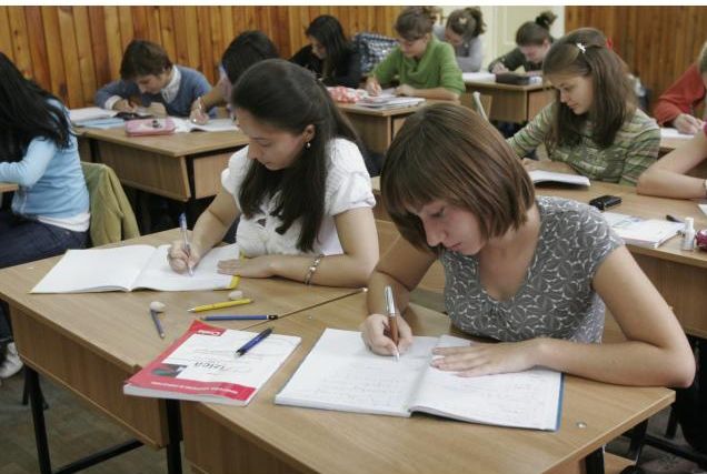 Noul regulament şcolar: amenzi pentru absenţe și muncă în folosul comunității