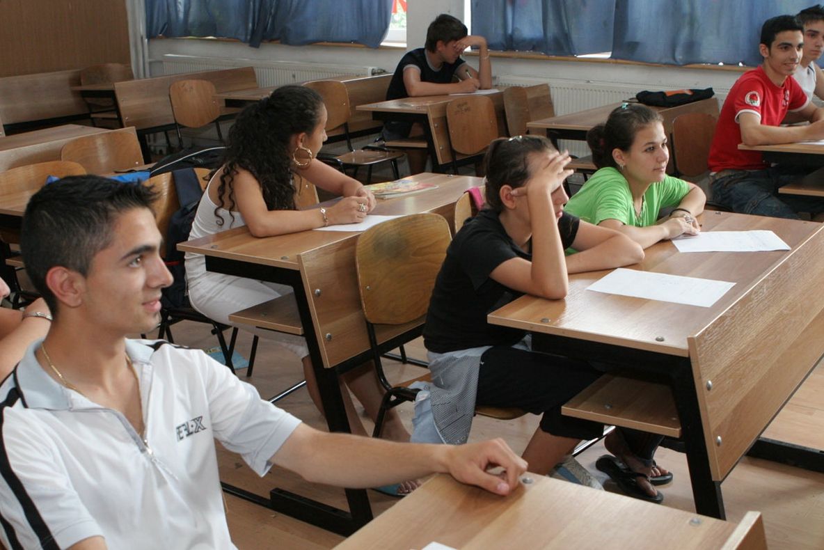 Elevii pot beneficia de credite bancare. AMENZI URIAŞE pentru părinţii care nu asigură școlarizarea 