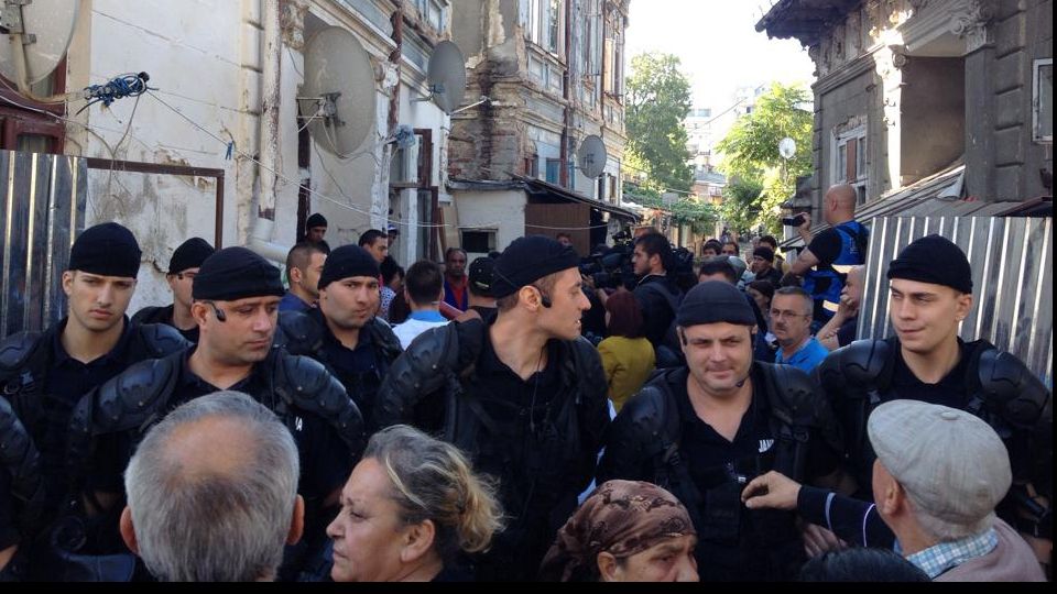 100 de persoane din Bucureşti, evacuate silit din case, cu jandarmii 