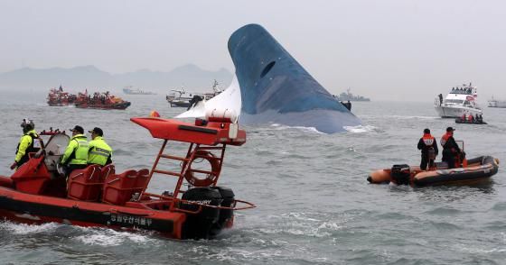 TRAGEDIE - Un feribot cu 80 de oameni la bord a naufragiat
