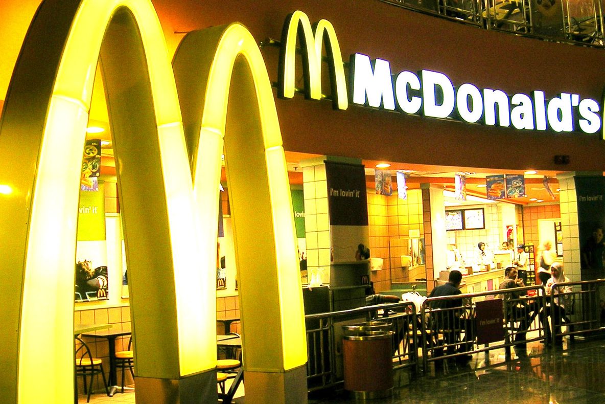 O femeie a stat ore în şir pe un scaun la McDonald's. Ce au descoperit angajaţii?