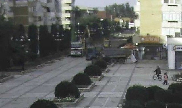 I-a făcut SOŢIEI cadou, cu FORŢA, un frigider "pescuit" cu camionul de pe esplanada din Paşcani