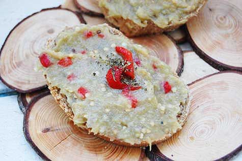 REŢETA ZILEI: Salată de vinete cu ardei copt  