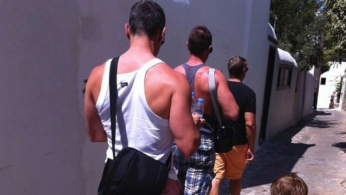 Un cuplu gay şi-a dus fetiţa la piscina unui hotel de lux din Bucureşti. Ce s-a întâmplat