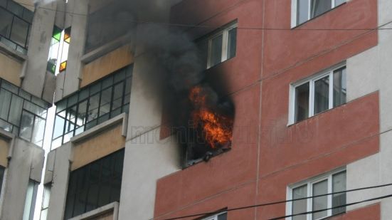 INCENDIU DEVASTATOR într-un bloc de locuinţe 