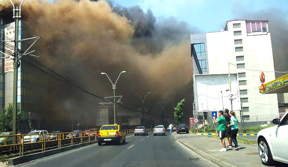 INCENDIU PUTERNIC la un restaurant din Sectorul 6. Focul s-a propagat pe o latură a unei biserici