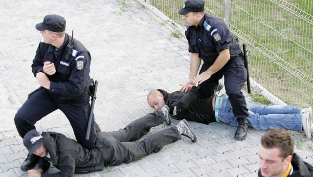 VIOLENŢĂ EXTREMĂ - Doi jandarmi din Focşani au fost bătuţi în plină stradă
