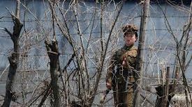 Cum au ajuns trei americani într-un lagăr de muncă din Coreea de Nord